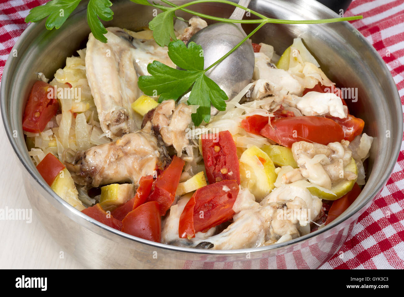 Ragout vom Gemüse - Zucchini, Kohl, Zwiebeln und Tomaten mit Huhn im eigenen Saft gekocht Stockfoto