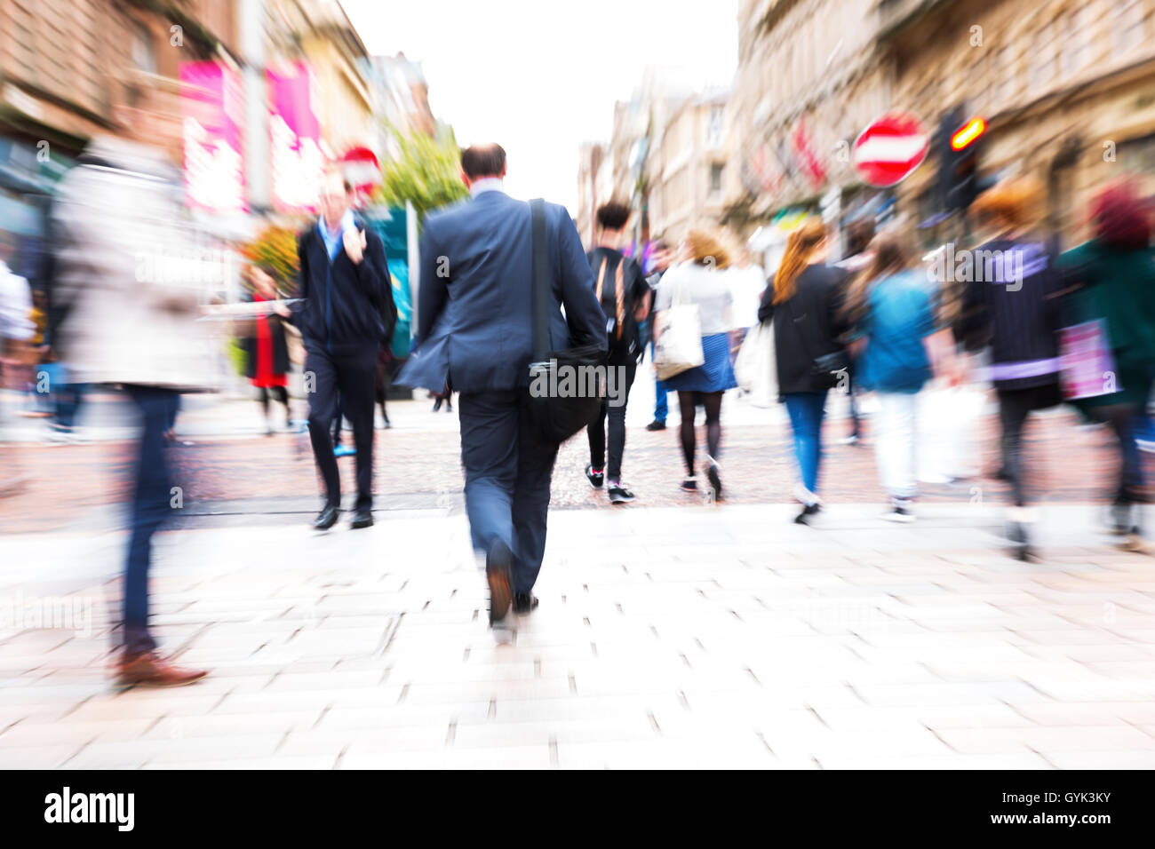 Bild mit kreativen Zoom-Effekt gemacht durch die Kamera eine Menschen Menge überschreiten einer Stadtstraße Stockfoto