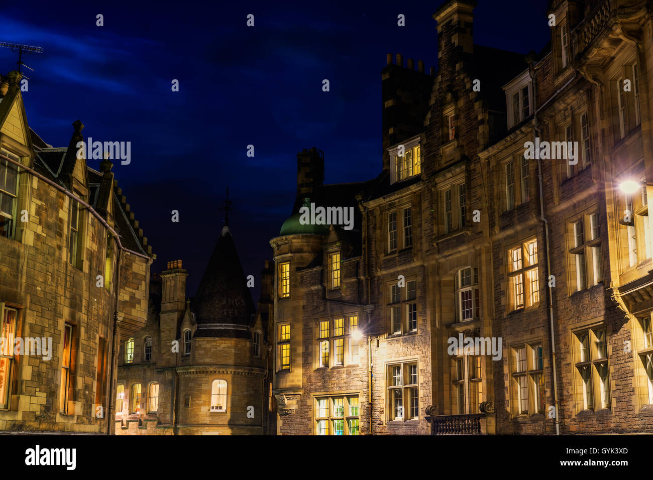 Gebäude in der Altstadt von Edinburgh, Schottland, in der Nacht Stockfoto