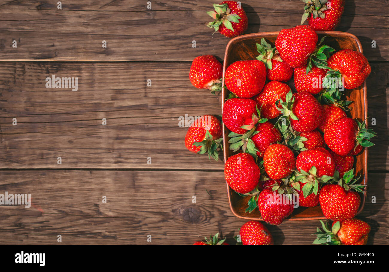Erdbeere auf Holztisch Draufsicht Stockfoto