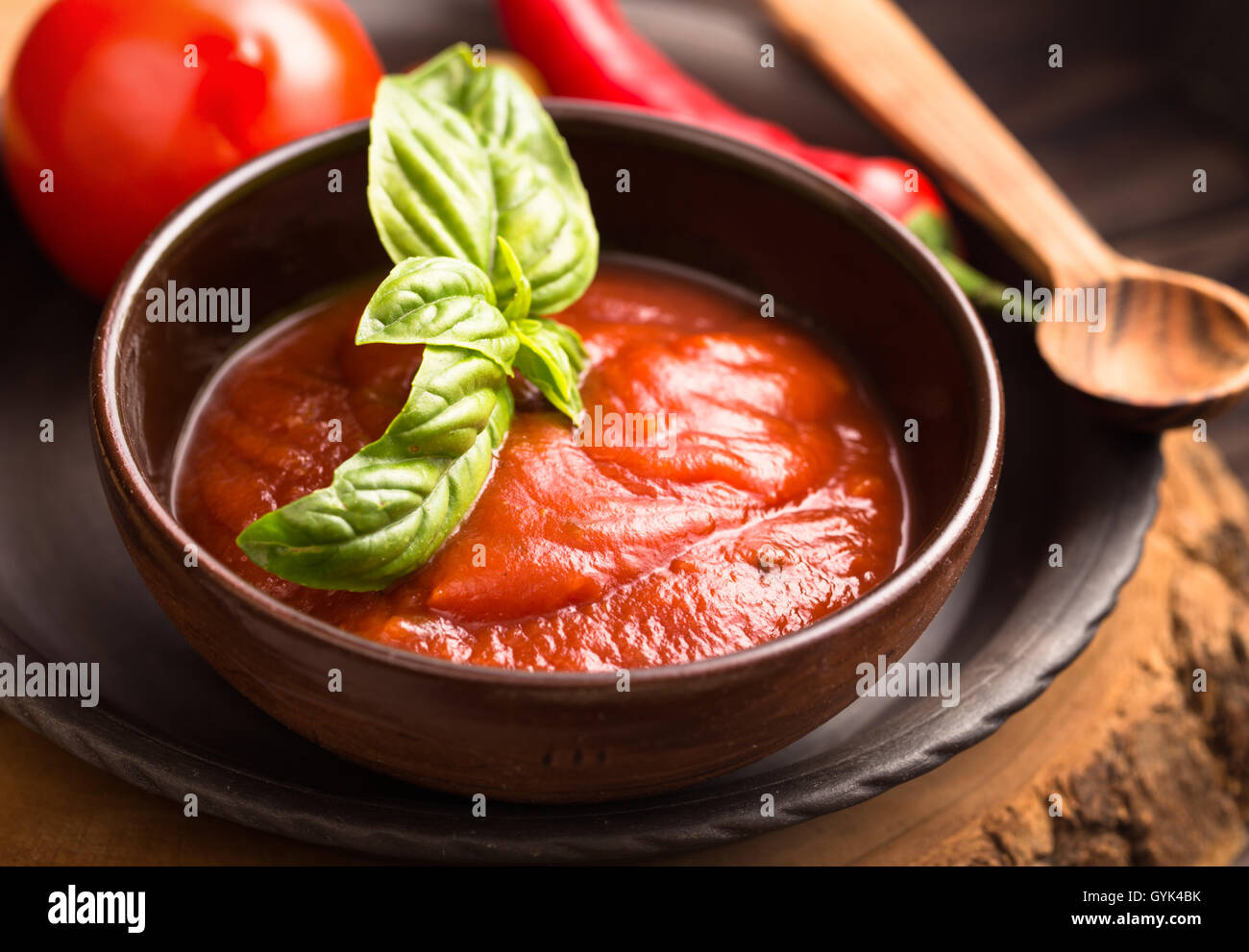 Tomatensauce und Holzlöffel Stockfoto