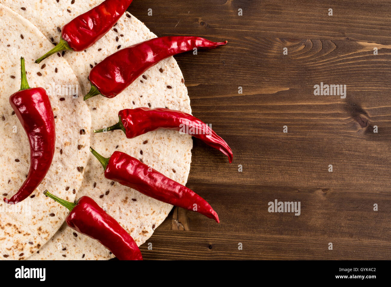 Tortillas und Paprika links vom Tisch aus Holz Stockfoto