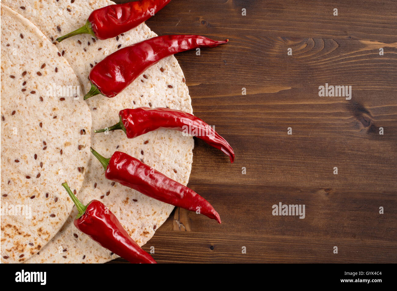 Tortillas und Paprika aus hölzernen Hintergrund Seite Stockfoto