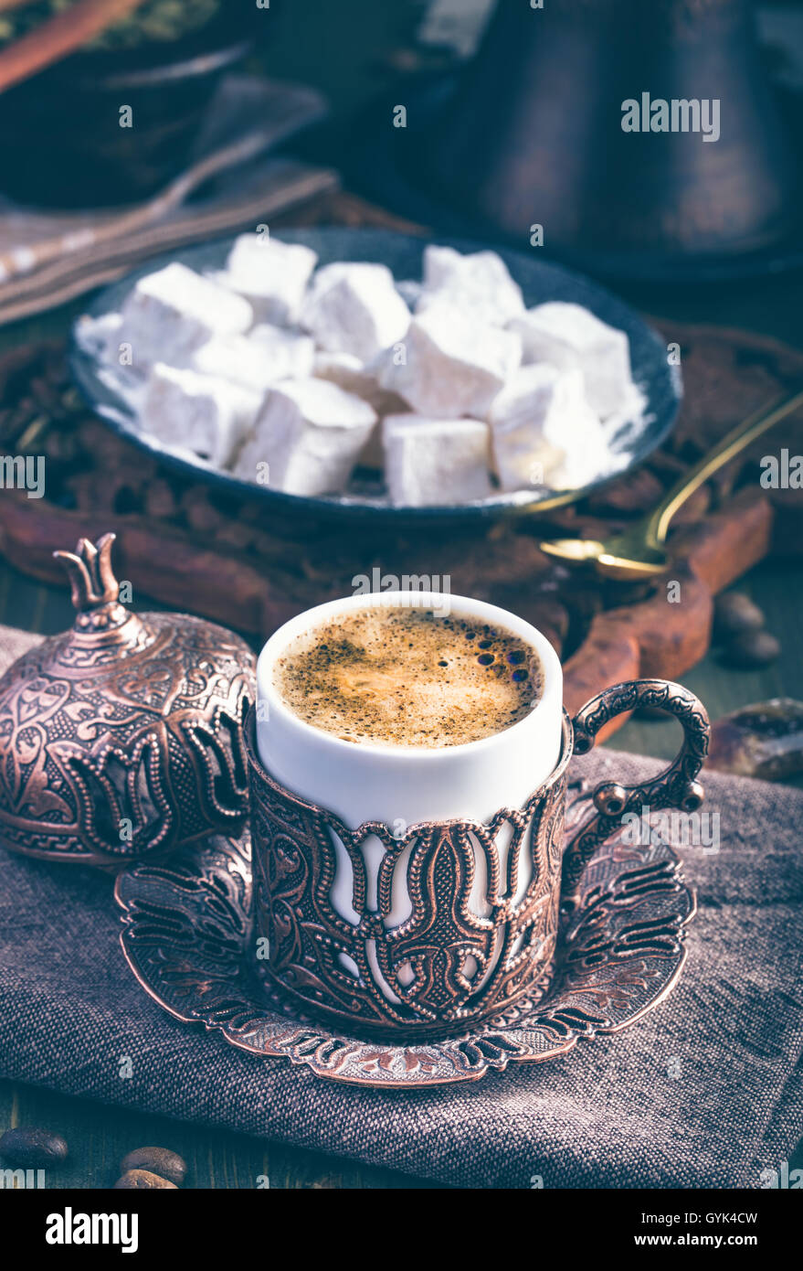 Traditionellen türkischen Kaffee mit Lokum Stockfoto