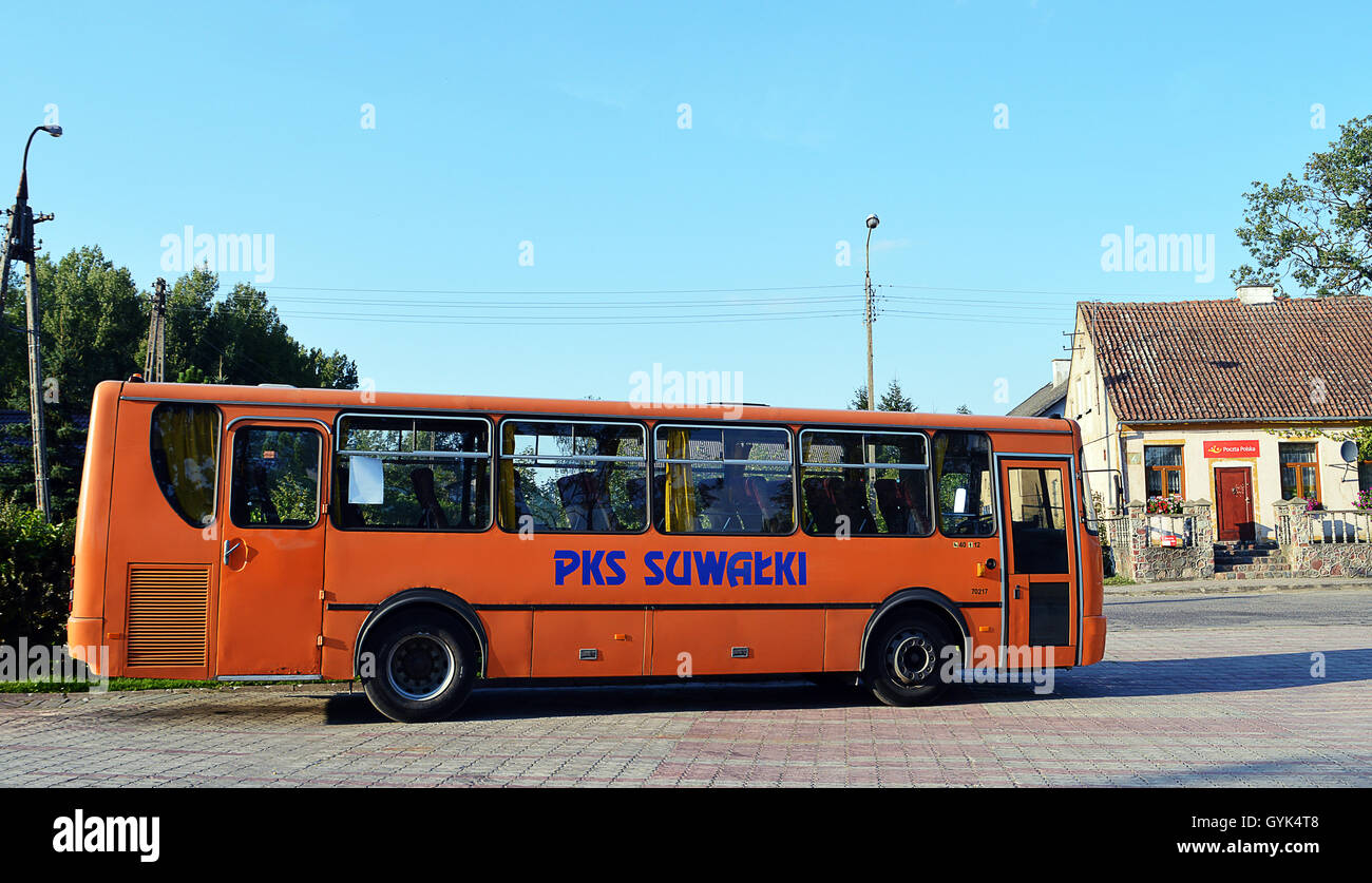 PKS Suwalki Bus geparkt gegenüber Post in Zytkiejmy, Polen Stockfoto