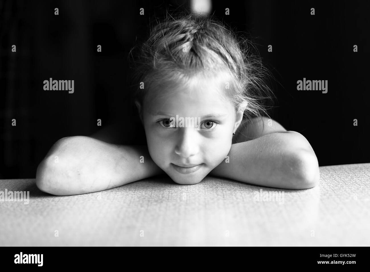 Schwarz-weiß-Porträt von kleinen Mädchen hautnah. Stockfoto