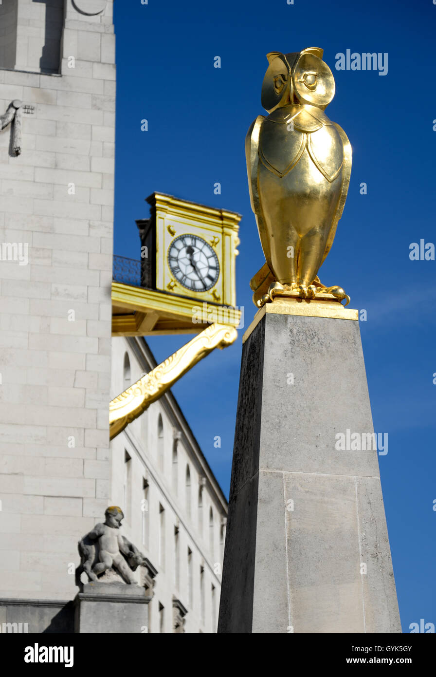 Goldene Eule Sculpure von John Thorp und gold Uhr auf der Civic Hall Gebäude im Millennium Square, Leeds Stockfoto