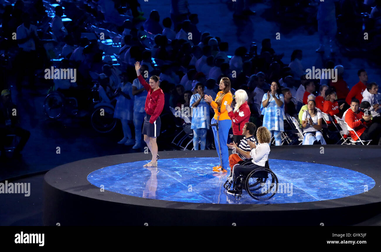 Großbritanniens Dame Sarah Storey Wellen wie sie, als neues Mitglied des Conseil IPC Athleten zusammen mit vier anderen Athleten bei der Abschlussfeier am elften Tag der Paralympischen Spiele 2016 Rio im Maracana, Rio De Janeiro, Brasilien dargestellt wird. Stockfoto