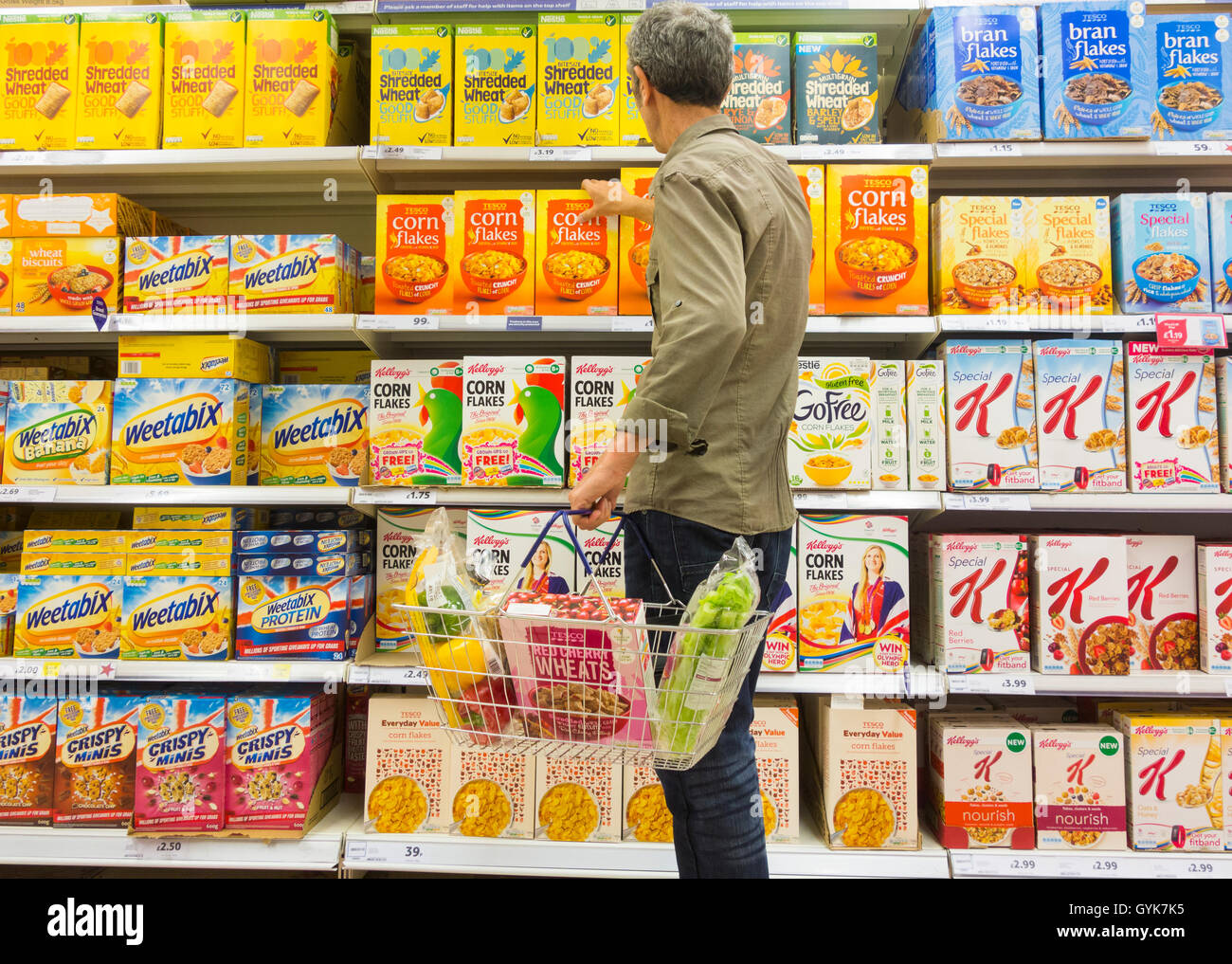 Mann Frühstück Getreide in Tesco-Supermarkt zu kaufen. UK Stockfoto