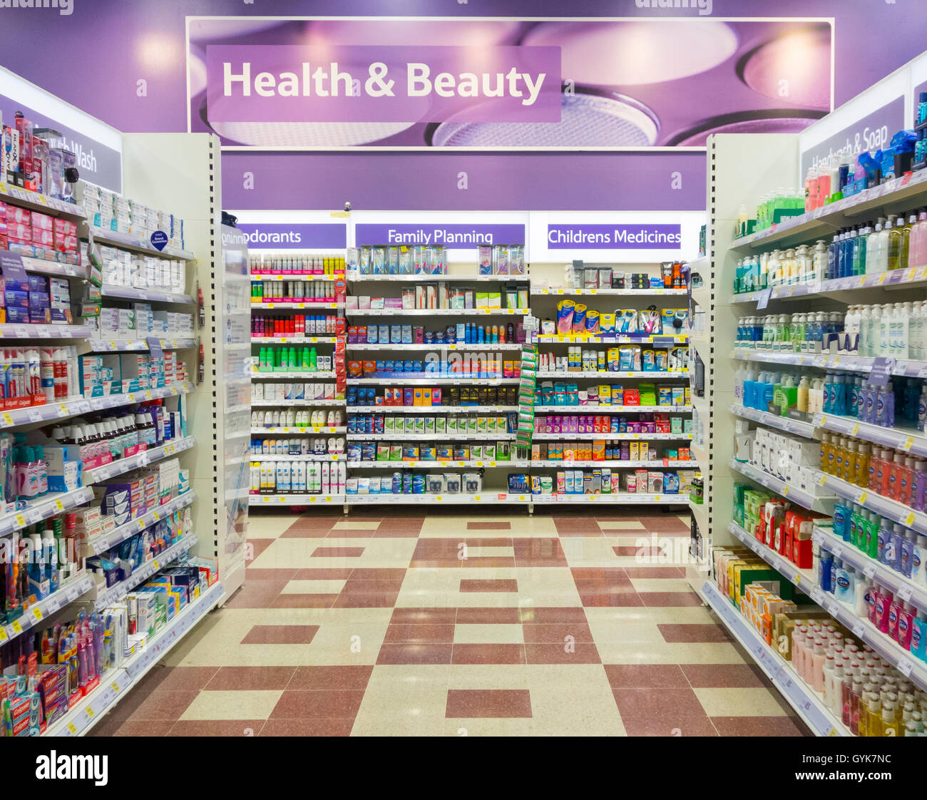 Gesundheit & Schönheit Gang in Tesco-Supermarkt. UK Stockfoto