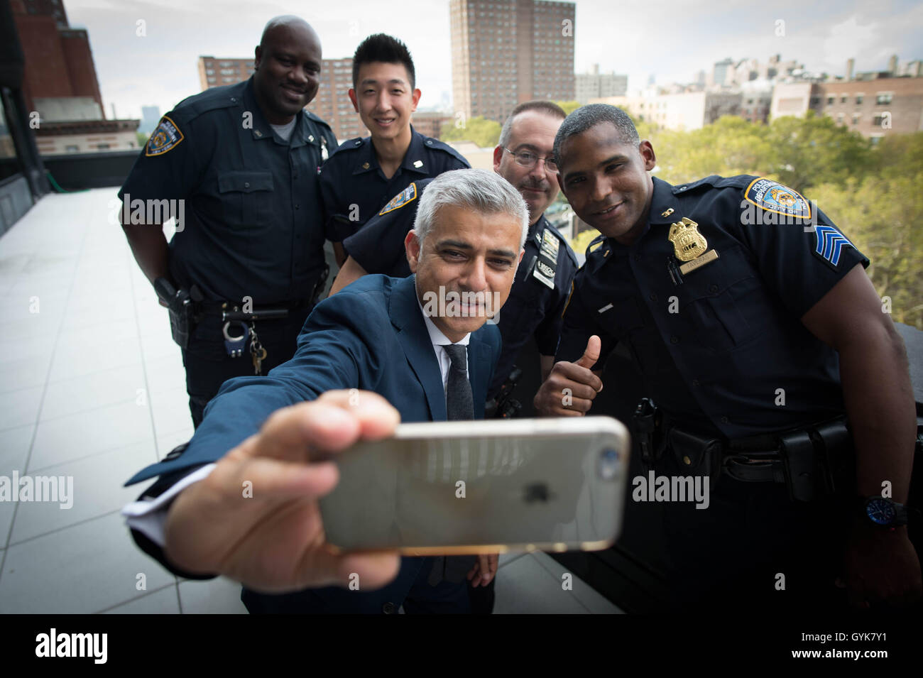 Bürgermeister von London Sadiq Khan nimmt "Selfie" mit Polizisten in Harlem, bevor Sie mit der u-Bahn zu den 9/11 Memorial in New York, wo er Blumen legte zu erinnern, dass die Opfer des Terroranschlags 2001 während seiner sechstägigen Besuch in Kanada und den Vereinigten Staaten. Stockfoto