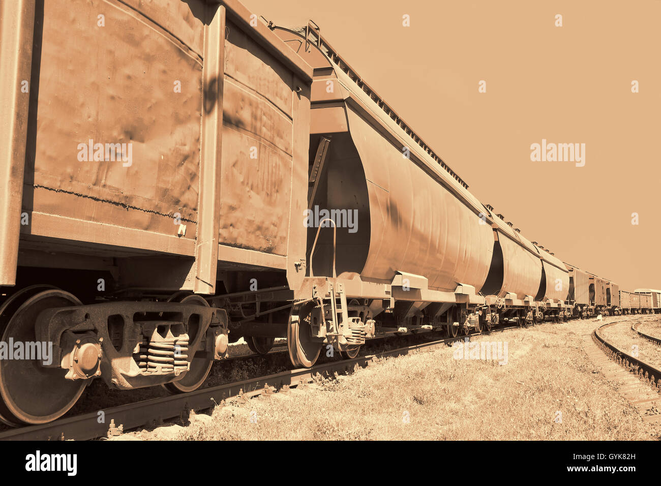 Fracht-Zug auf der Bahnstrecke - Sepia getönt-Bild Stockfoto