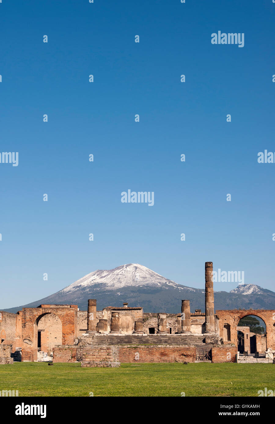 Ruinen der Tempel des Jupiter mit Snow-Capped Mt Vesuv Vulkan im Hintergrund, Pompeji, Kampanien, Italien Stockfoto