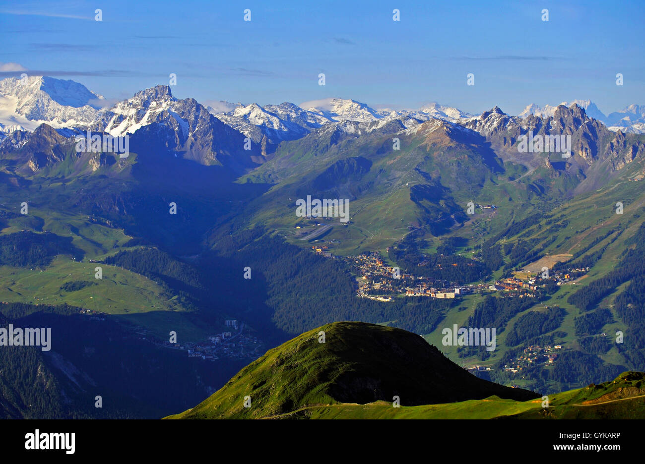 Courchevel Resort in den französischen Alpen im Sommer, Frankreich, Savoyen Stockfoto