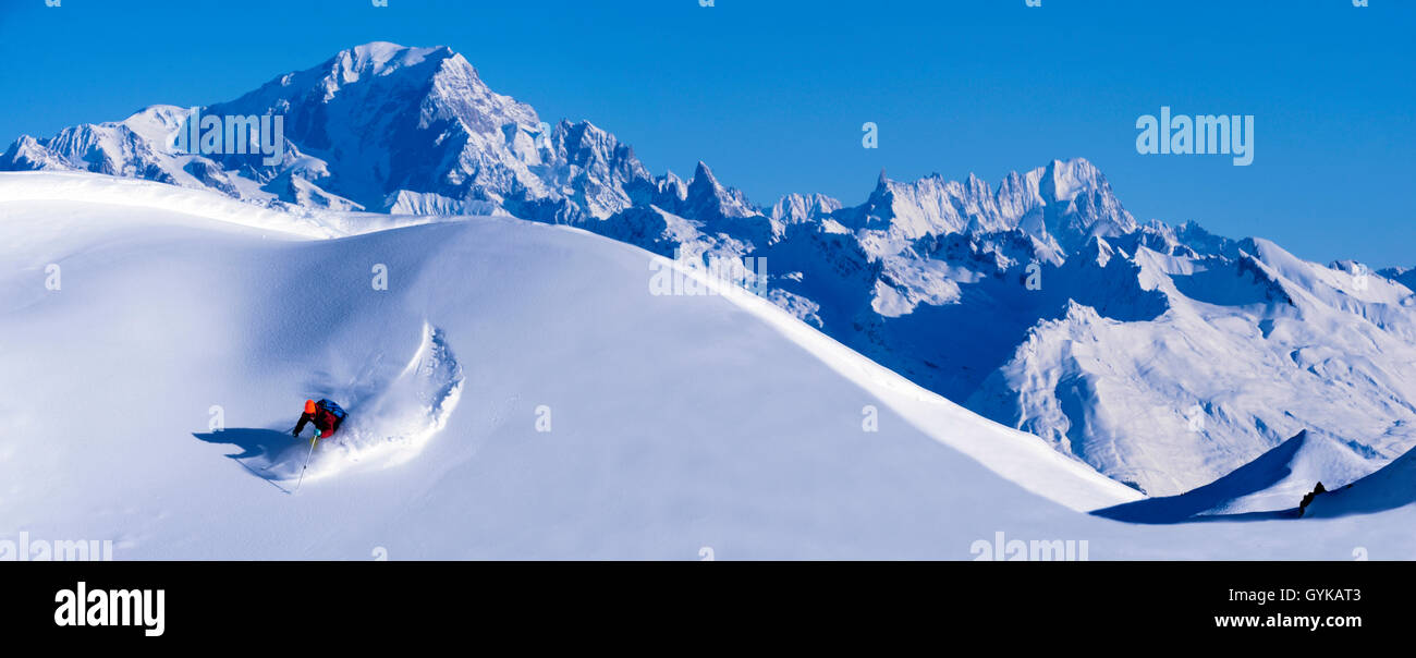 Off Piste in den Französischen Alpen, den Mont Blanc im Hintergrund, Frankreich, Savoie, La Plagne Stockfoto