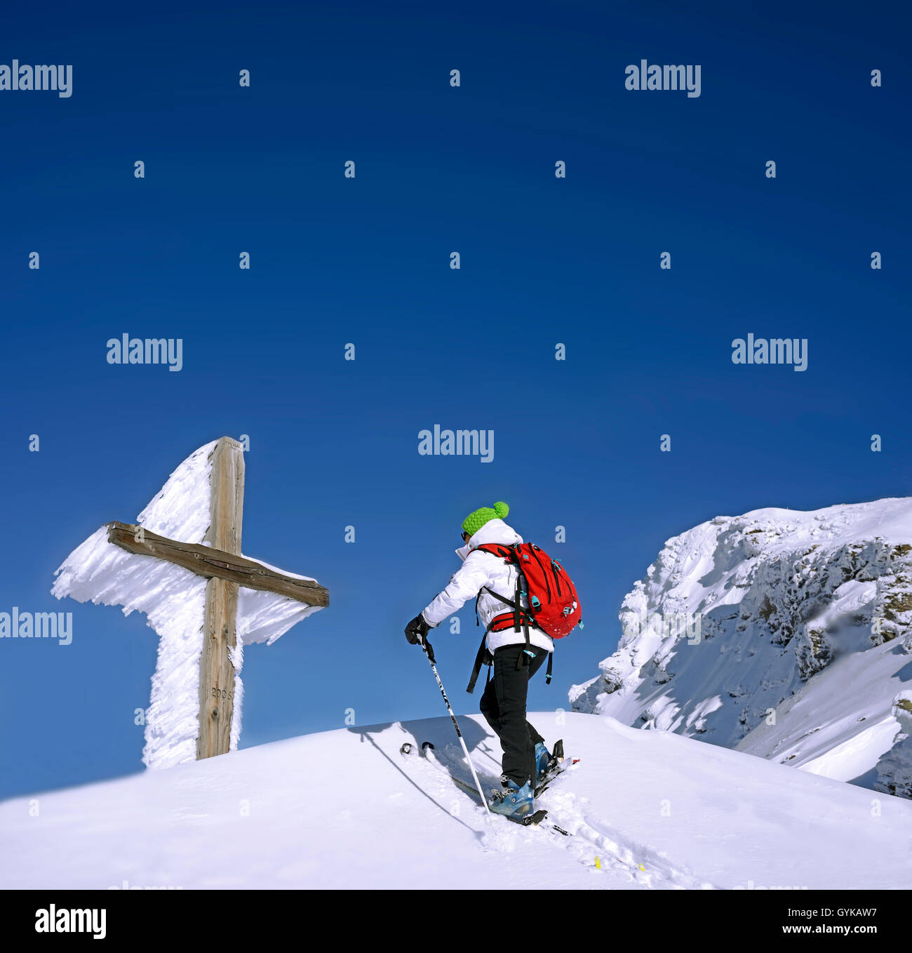 Ski Wandern Kreuz aus Holz in den Alpen, Frankreich, Savoyen zu eisigen Stockfoto