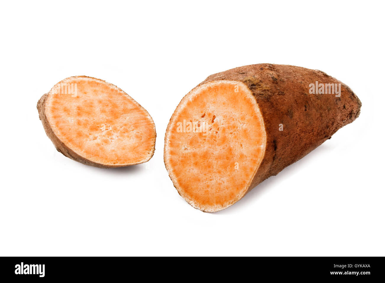 ein Schnitt durch Süßkartoffel isoliert auf weißem Hintergrund Stockfoto