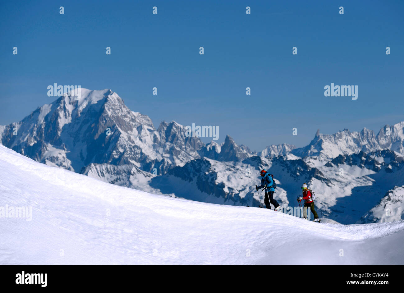 Skitouren in den Alpen, den Mont Blanc im Hintergrund, Frankreich, Savoie, La Plagne Stockfoto