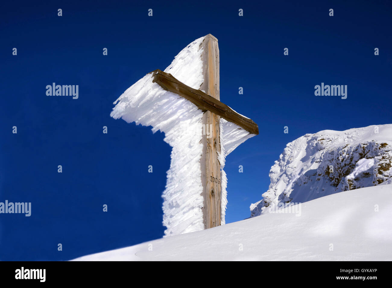 Eisige Holzkreuz in den Alpen, Frankreich, Savoyen, Sainte-Foy Tarentaise Stockfoto