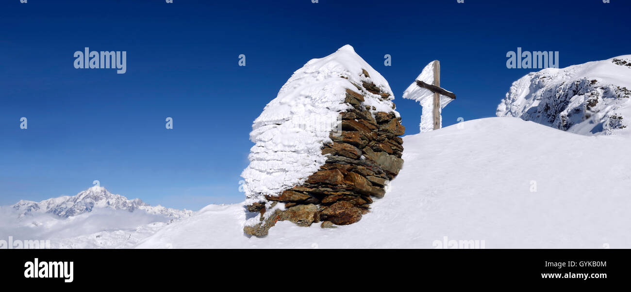 Eisige Holzkreuz in den Alpen, den Mont Blanc im Hintergrund, Frankreich, Savoyen, Sainte-Foy Tarentaise Stockfoto