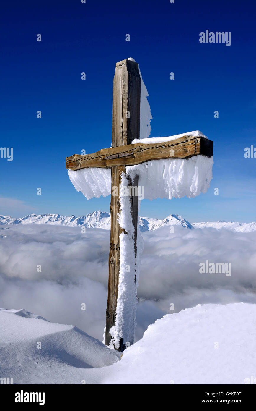 Eisige Holzkreuz in den Alpen, Frankreich, Savoyen, Sainte-Foy Tarentaise Stockfoto