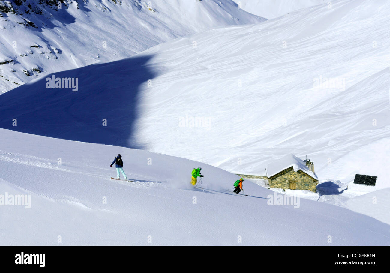 Drei Skifahrer in den Alpen, Frankreich, Savoie, Val d Isere Stockfoto