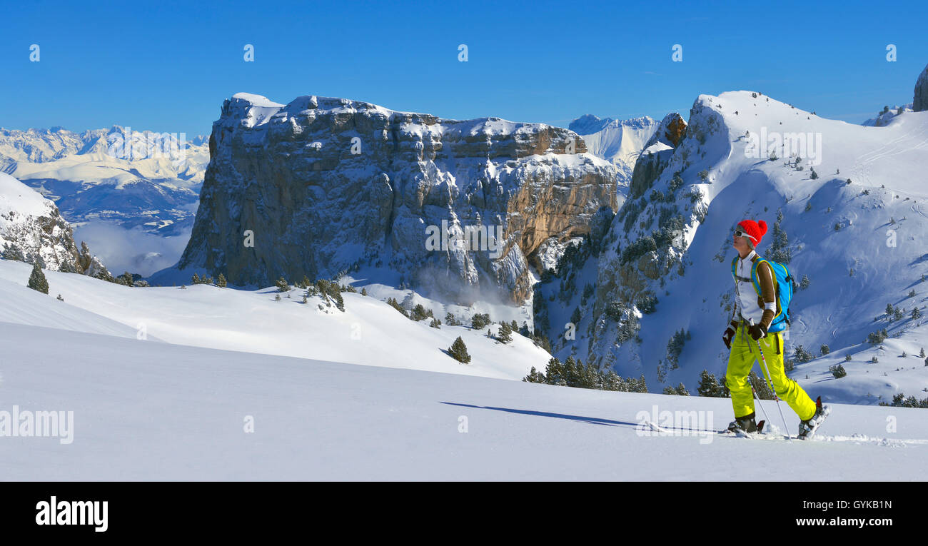 Langlauf in den Alpen, auf der Rückseite den Mont Aiguille, Frankreich, Vercors Nationalpark Stockfoto