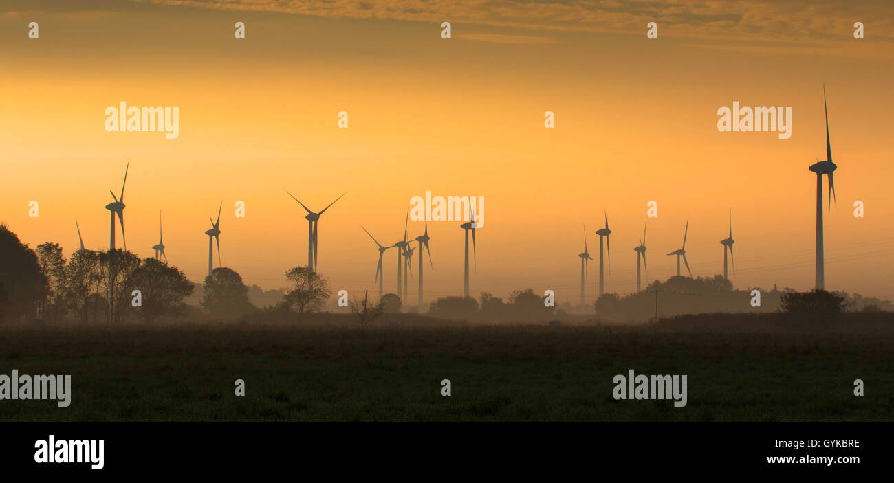 Windkraftanlagen im Morgenlicht, Deutschland, Niedersachsen, Ostfriesland, Norden Stockfoto