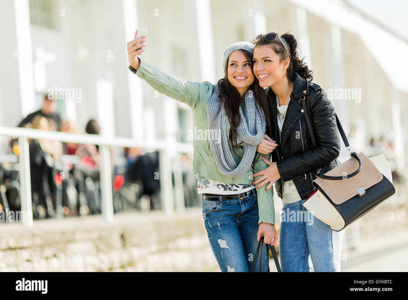 Zwei junge Frauen, die eine Selfie von sich selbst Stockfoto