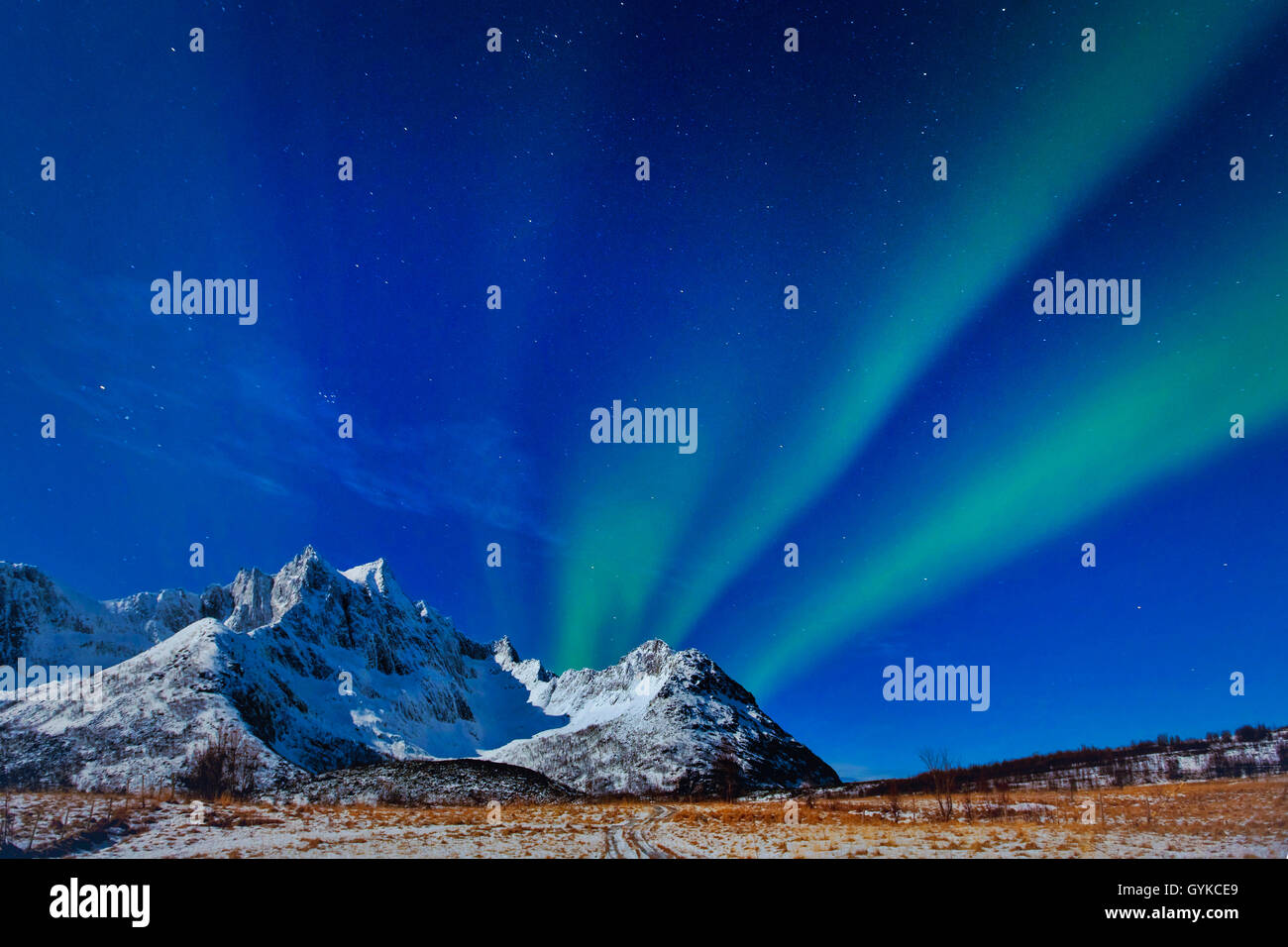Polar Licht über eine Bergkette bei Vollmond, Norwegen, Senja Stockfoto