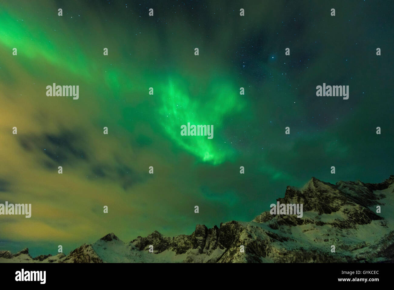 Bedeckt polar Licht über Bergen, Norwegen, Fylke Troms, Insel Senja, Melfjord Stockfoto