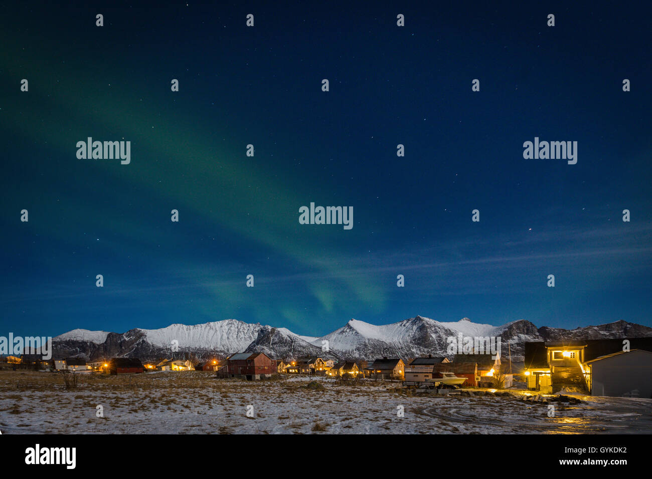 Mefjordvµr in einer Vollmondnacht mit polar Licht, Norwegen, Troms, Senja Stockfoto