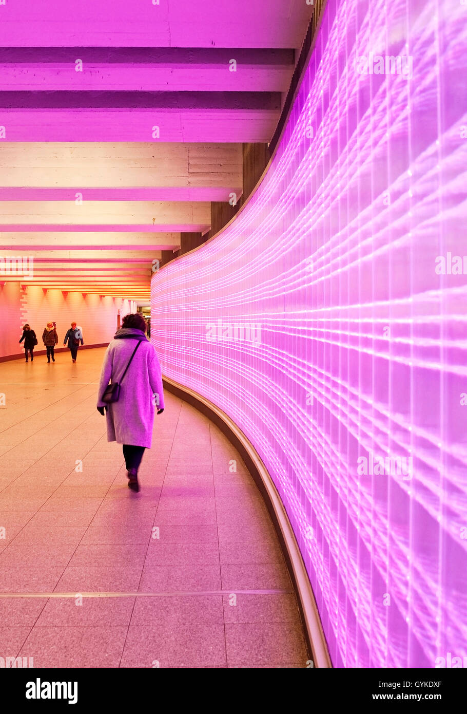 Bahnhof Unterführung mit rosa LED-Bildschirm in der Fassade, Deutschland, Nordrhein-Westfalen, Ruhrgebiet, Essen Stockfoto