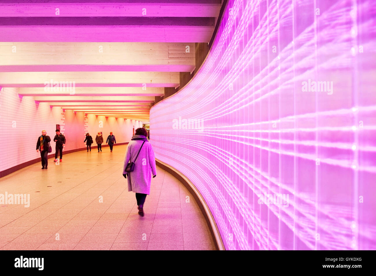 Bahnhof Unterführung mit rosa LED-Bildschirm in der Fassade, Deutschland, Nordrhein-Westfalen, Ruhrgebiet, Essen Stockfoto