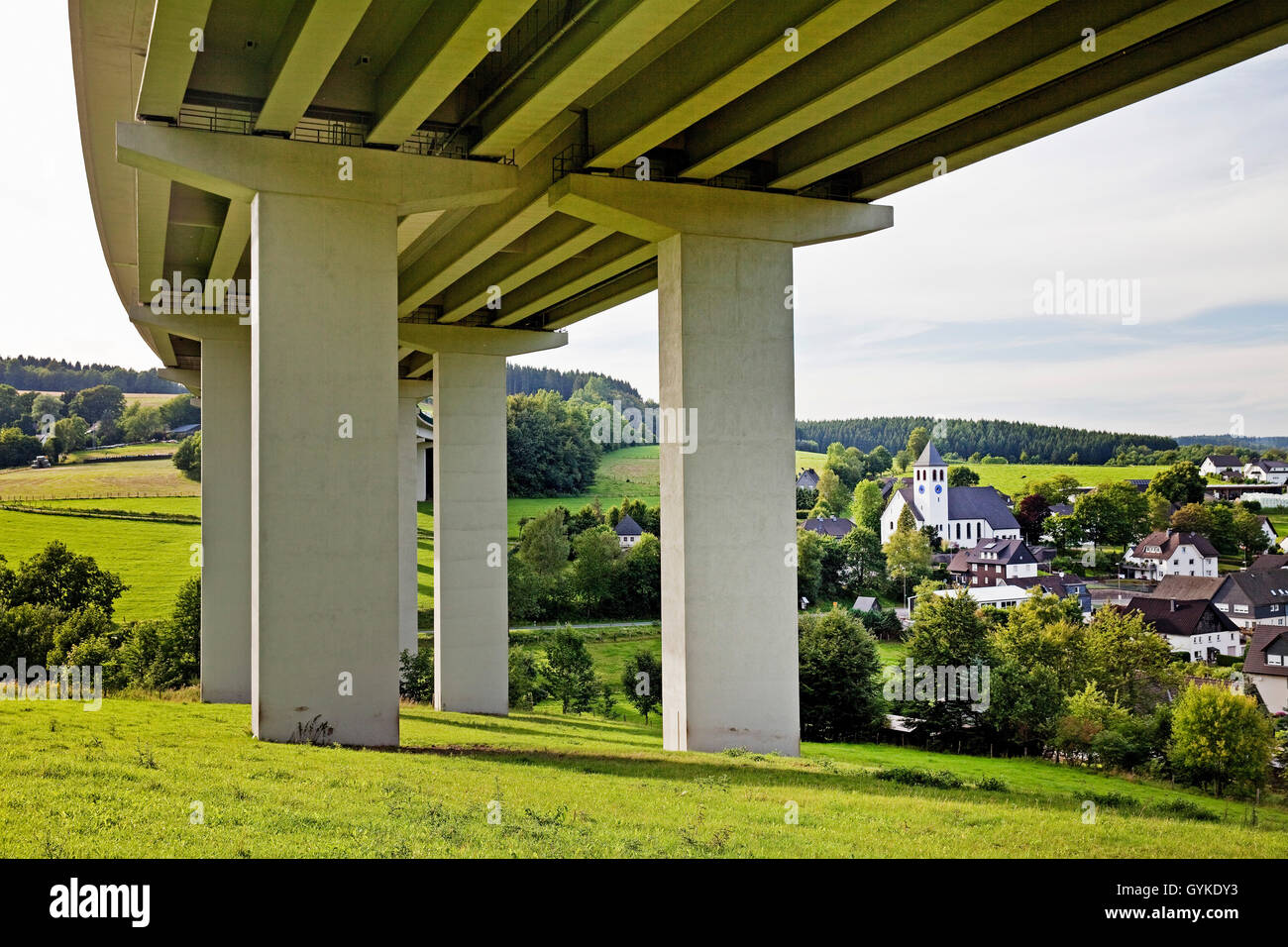 Bleche Dorf und Autobahn A45 Brücke, Deutschland, Nordrhein-Westfalen, Sauerland, Drolshagen Stockfoto