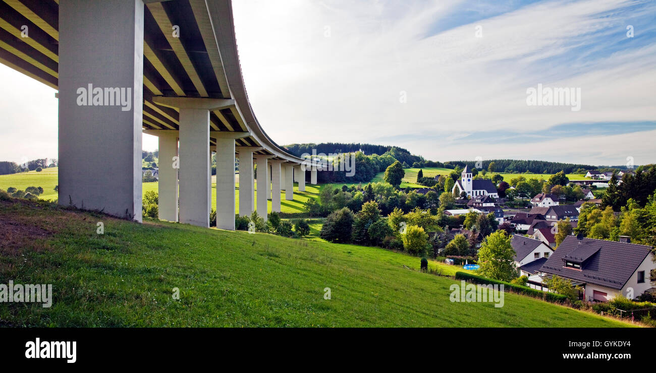 Bleche Dorf und Autobahn A45 Brücke, Deutschland, Nordrhein-Westfalen, Sauerland, Drolshagen Stockfoto