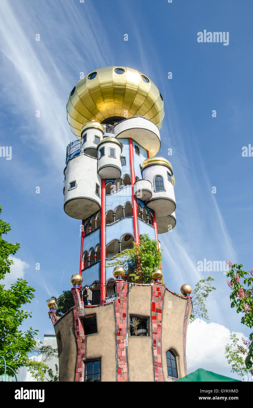 Die Kuchlbauer Turm wurde nach Hundertwassers Tod von Architekt Peter Pelikan Überwachung der Bau abgeschlossen. Stockfoto