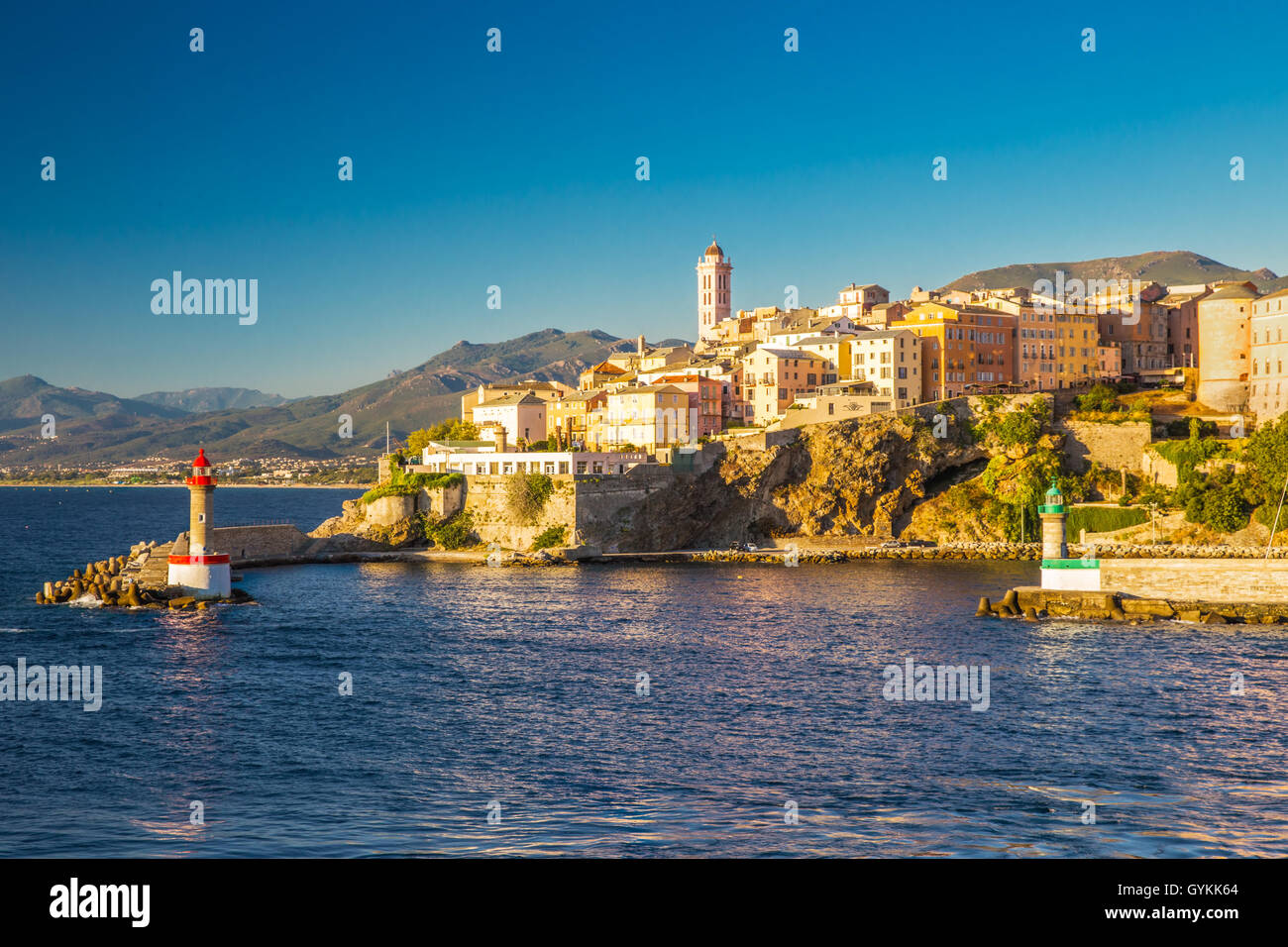 Blick auf die Altstadt von Bastia, Leuchtturm und Hafen. Bastia ist an zweiter Stelle größte Stadt auf Korsika, Frankreich. Stockfoto