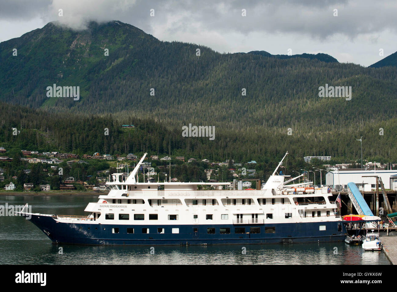 Safari Endeavour Kreuzfahrt angedockt am South Franklin Dock, Juneau, Alaska. Die Innenstadt von Juneau sitzt gemütlich zwischen Mount Juneau, Mount Roberts und Gastineau Channel, und ist ein Labyrinth von engen Gassen, vorbei an einem Mix von neuen Strukturen, alte Ladenfronten und malerischen Häusern, die mit Beginn des 19. Jahrhunderts Architektur ausgeführt aus Goldminen Frühzeit der Stadt übrig. Die Uferpromenade hastet mit Kreuzfahrtschiffen, Angelboote/Fischerboote und Wasserflugzeuge komprimieren und verkleinern. Mit keine Zufahrt zum Juneau, es ist die einzige Landeshauptstadt in den Vereinigten Staaten, die nur per Flugzeug oder Boot erreicht werden kann. Stockfoto