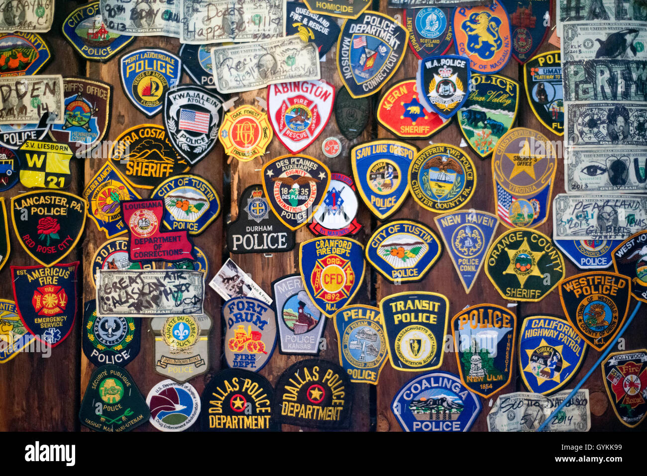 Verschiedene Embleme der Sicherheitskräfte und amerikanische Feuerwehr. In der Innenstadt. Straßen von Juneau. S Franklin Street. Red Dog Saloon. Stockfoto
