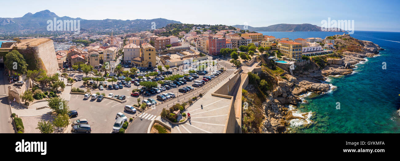Blick auf wunderschöne Corsica Küste und historische Häuser in Calvi Altstadt mit türkisblauen glasklaren Meerwasser, Korsika, Frankreich, Eur Stockfoto