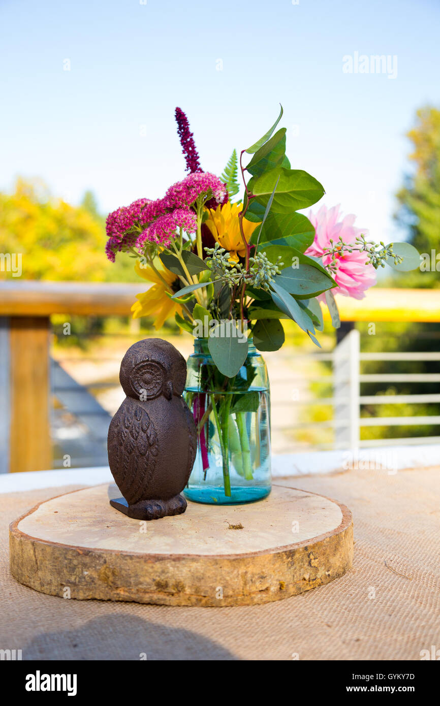 Hölzerne Eulen und Blumen Stockfoto