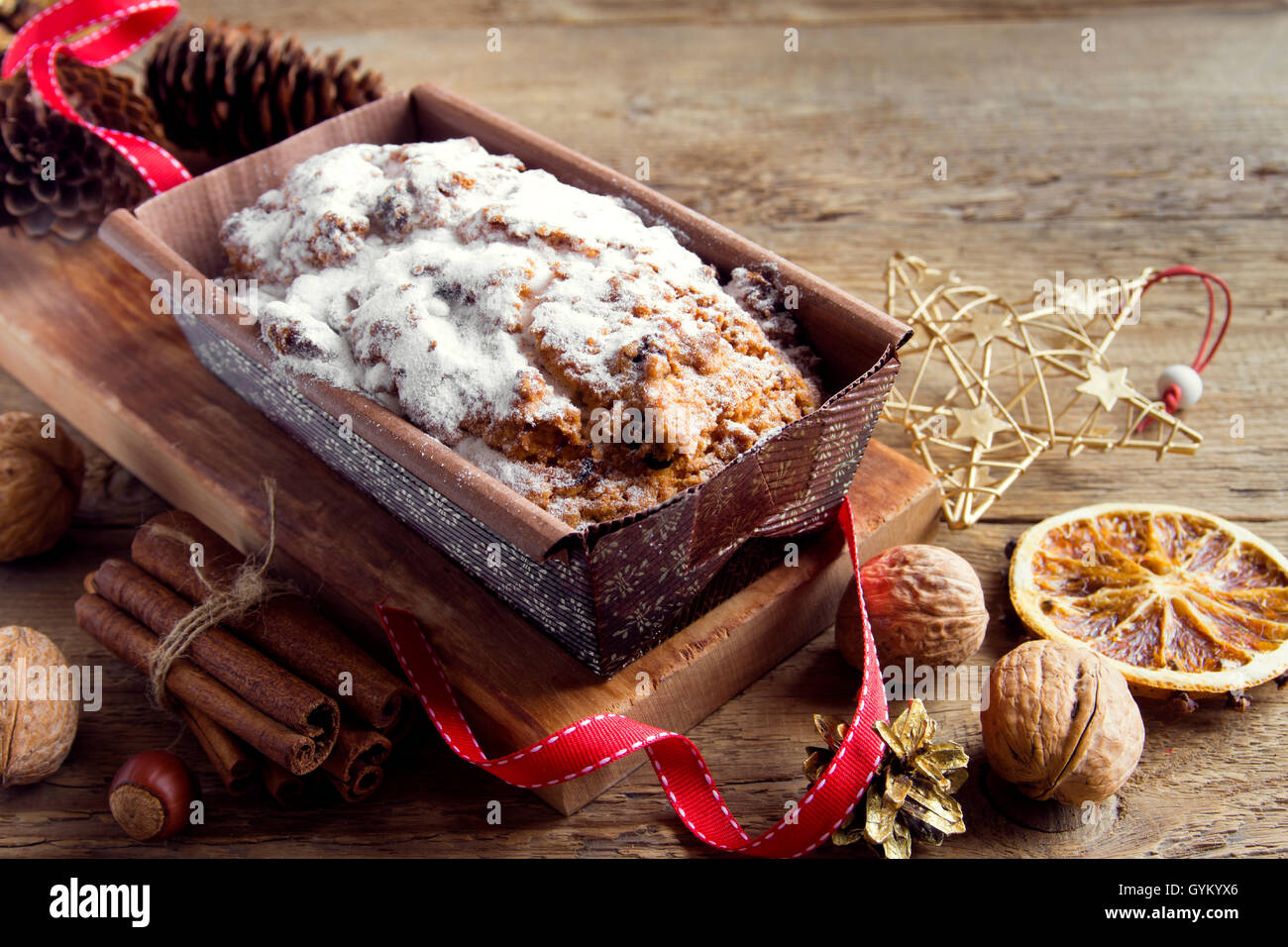 Traditionelle Früchtebrot für Weihnachten Dekoration mit Ornamenten - hausgemachte Weihnachten Gebäck Stockfoto