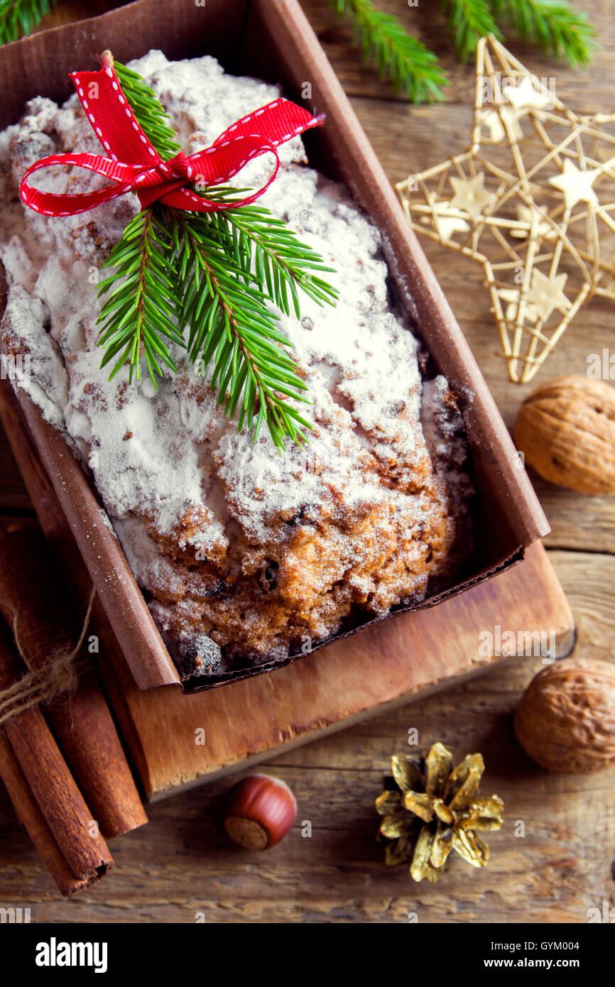 Traditionelle Früchtebrot für Weihnachten Dekoration mit Ornamenten - hausgemachte Weihnachten pasrty Stockfoto