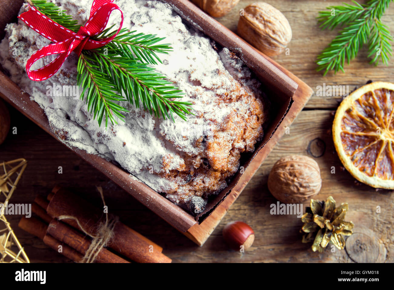 Traditionelle Früchtebrot für Weihnachten Dekoration mit Ornamenten - hausgemachte Weihnachten pasrty Stockfoto
