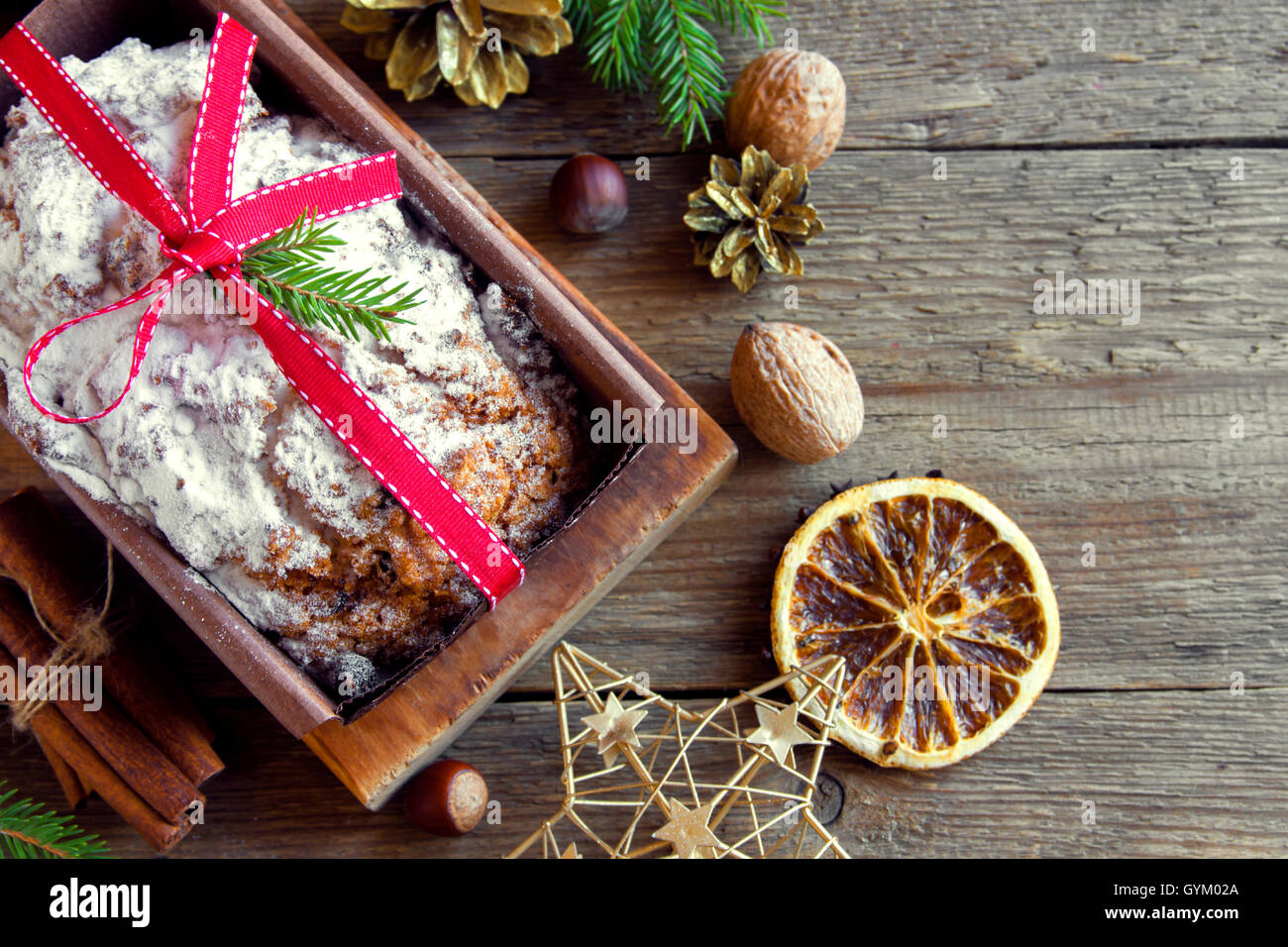 Traditionelle Früchtebrot für Weihnachten Dekoration mit Ornamenten - hausgemachte Weihnachten pasrty Stockfoto
