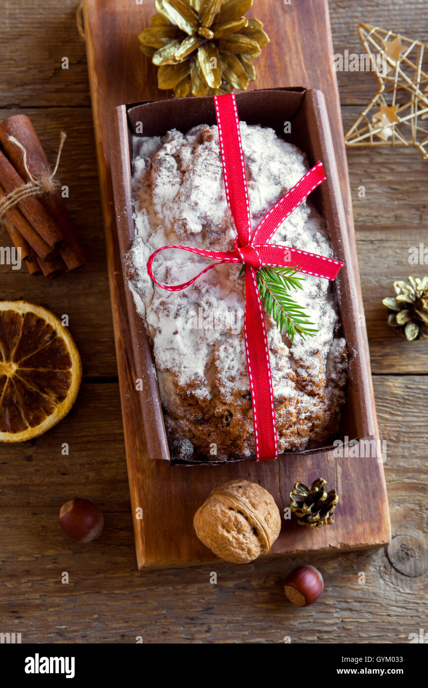 Traditionelle Früchtebrot für Weihnachten Dekoration mit Ornamenten - hausgemachte Weihnachten pasrty Stockfoto