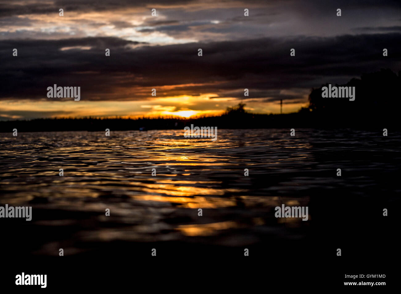 In diesem Bild sehen Sie wie die Sonne untergeht, und Sie auch, die Wolken und das Meer sehen können Stockfoto