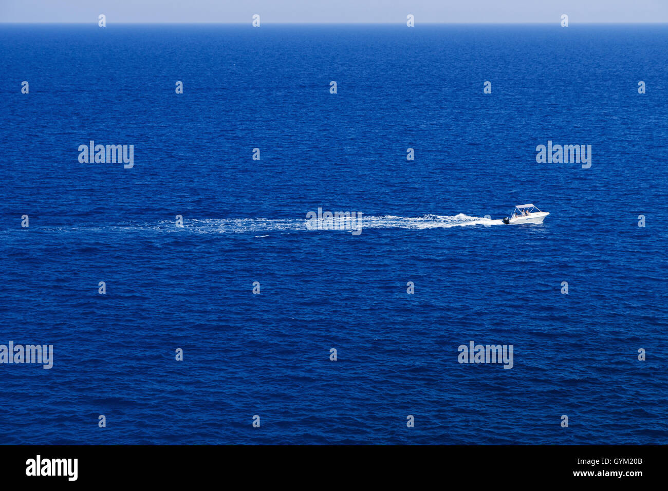 Schnelle kreuzerboote -Fotos und -Bildmaterial in hoher Auflösung – Alamy