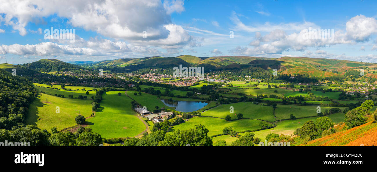 Ein Panoramablick über Kirche Stretton und Shropshire Hügel von Caer Caradoc, Shropshire, England, UK. Stockfoto